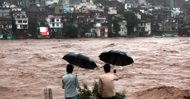 Na pior inundação da India: Depois de 1 semana 150 mil ainda estão presos em casa