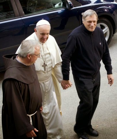Papa Francisco aparece em foto de mãos dadas com um Padre revolucionário pró-gayzismo. Como entender?