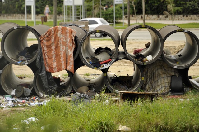 Sinal dos Tempos: Na Grande Florianopólis, moradores de rua aproveitam tubulação de adutora de água como moradia