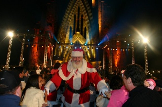 A Profecia se cumpre: Show na Catedral de Canela RS, com Papai Noel descendo do alto