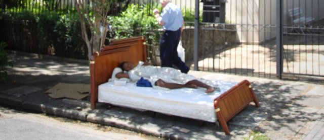 Sinal dos Tempos: Menino de rua dorme em cama improvisada em bairro nobre de São Paulo