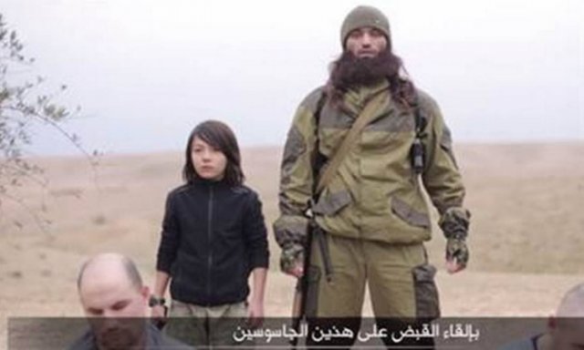 Fim dos Tempos: Estado Islâmico divulga vídeo onde criança executa dois homens com tiros na cabeça