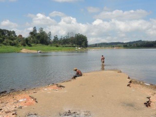 O baixo nível da represa do Rio Jundiaí revela paisagem incomum e surpreende moradores