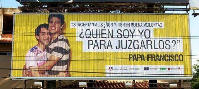 No Paraguai, os sodomitas modernos exaltavam ao papa Francisco em todo trajeto que ele percorria