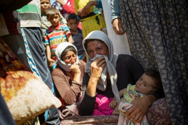 O Desespero de crianças e mulheres Yazidis fugindo para não serem enterradas vivas pelo Estado Islâmco