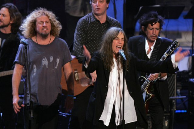 Francisco surpreende a Cúria e chama roqueira punk Patti Smith para o Show de Natal no Vaticano. Como é que é?