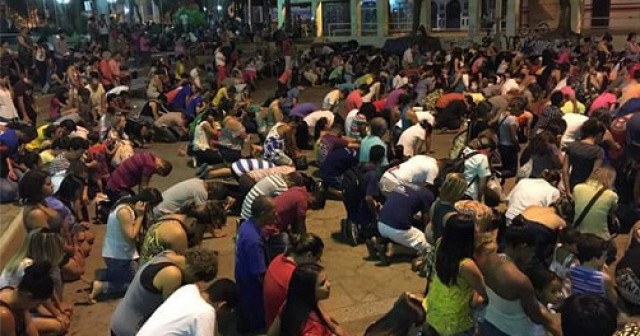 População de Governador Valadares MG, reza pedindo a Deus chuva, para aliviar falta de água por causa da contaminação do Rio Doce
