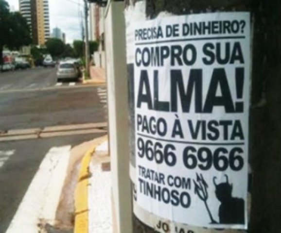 Cartazes pelas ruas de Campo Grande MS: Compro sua alma pago à vista