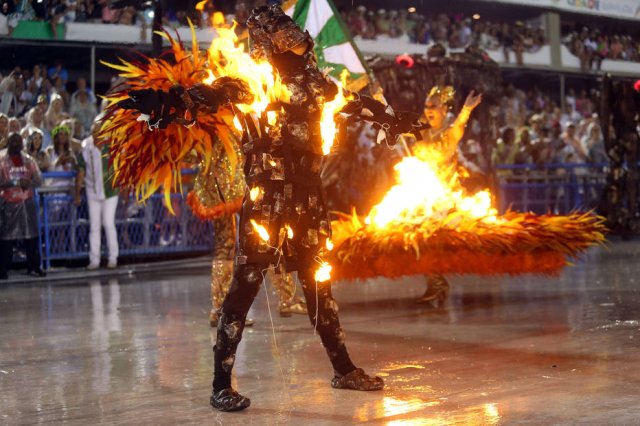 Fim dos Tempos: Escola de Samba carioca zomba do Apocalipse com participantes desfilando sem roupa e outros simulando sexo em plena Sapucaí