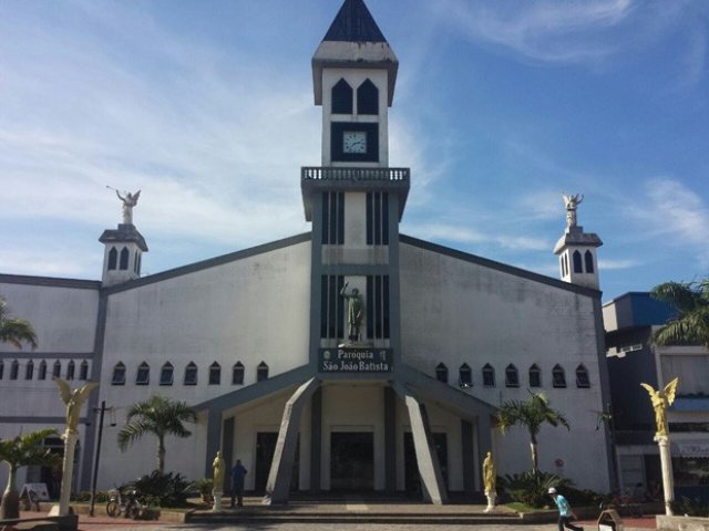 A Fumaça de Satanás na Igreja: Carnaval na porta da Igreja com pagode para os fiéis. Como é que é?