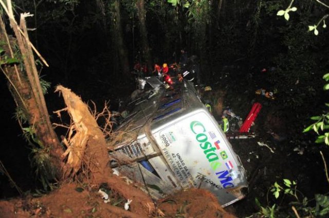 Primeiras imagens da equipe de resgate no local do acidente de ônibus, com 51 vítimas fatais, na Serra Dona Francisca, em Joinville SC