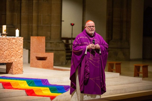 A rebelião final contra Deus continua: Cardeal alemão zombou de Deus com uma Eucaristia homossexual na qual ele substituiu o Evangelho por slogans homossexuais