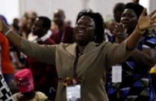 Africanos lotam igrejas clamando a Deus pelo fim do surto do Ebola