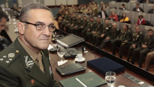 Após declaração do presidente da CUT, ameaçando pegar em armas e fazer trincheiras nas ruas para defender Dilma, General do Exército diz a presidente da Cut: Cuidado com sua língua, o Brasil só tem um Exército