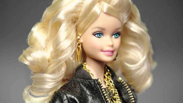 Sinal dos Tempos: Menino protagoniza campanha da boneca Barbie pela primeira vez na história