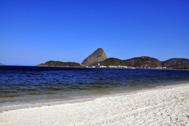 Cientistas detectam superbactéria resistente a antibióticos em rio que deságua na Praia do Flamengo no RJ