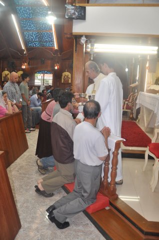 Santa Missa com o máximo de respeito com Jesus Sacramentado