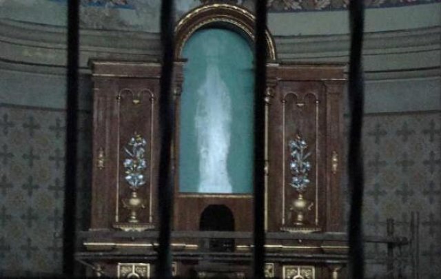 Santuário de Nossa Senhora de Lourdes, em Alta Gracia (Argentina), não há nenhuma estátua de Nossa Senhora, contudo, pode-se ver sua imagem