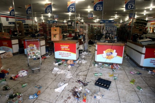 Venezuela é aqui: Com greve da PM, lojas e supermercados são saqueados em Salvador