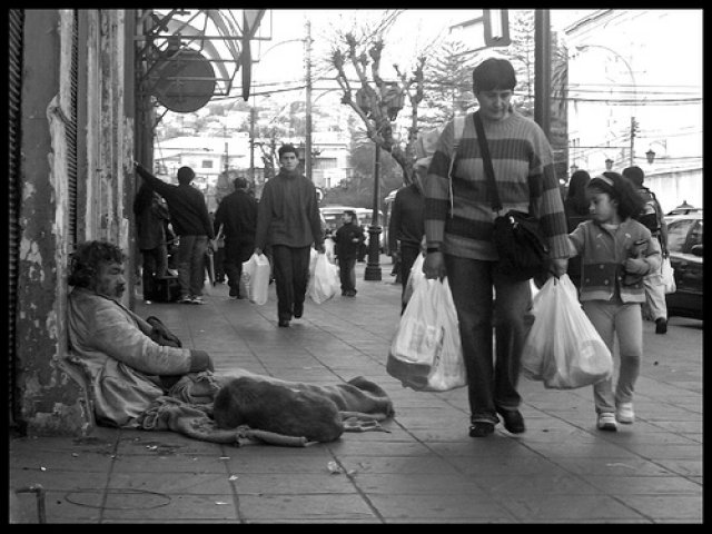 Se deres do teu pão ao faminto, se alimentares os pobres, tua luz levantar-se-á na escuridão, e tua noite resplandecerá como o dia pleno (Isaias 58, 10)