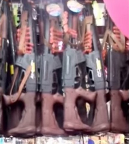 Sinal dos Tempos: Réplicas de metralhadoras são vendidas em loja no Santuário de Aparecida SP. Como é que é?