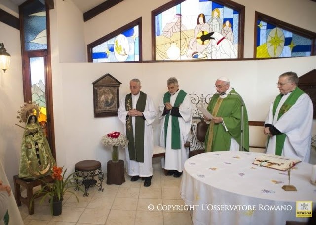 Francisco revolucionário colocou a condecoração com a cruz no formato de foice e martelo, simbolo do comunismo ateu, na imagem da Santíssima Mãe de Deus