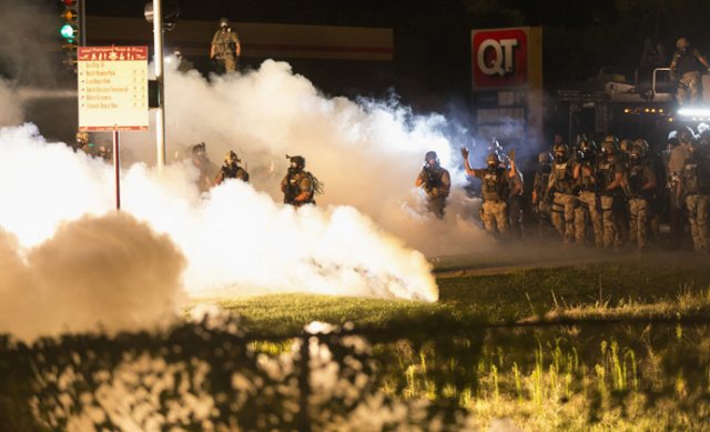 Violência descontrolada: Governador americano decreta Lei Marcial na cidade de Ferguson
