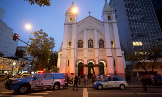 Sinal dos Tempos: Bandido invade Igreja no meio da missa, em Ipanema no RJ