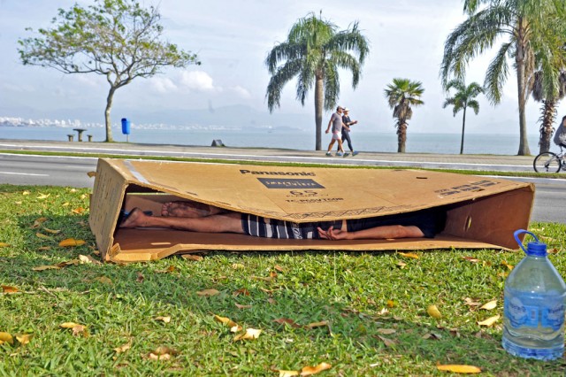 Em Florianópolis, morador de rua dorme em caixa de papelão de TV de 65 polegadas, na badalada Avenida Beira-Mar Norte, onde milhares exibem suas riquezas e seu conforto