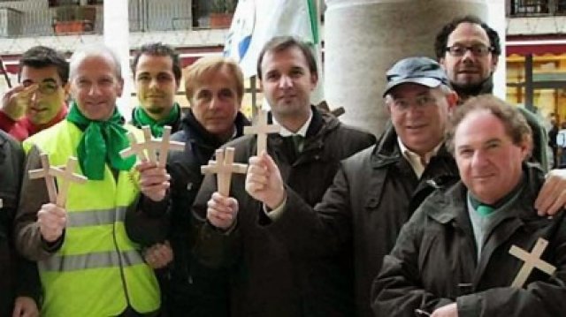 Itália: Prefeito de Pádua instala crucifixos e proíbe cultos islâmicos em prédios públicos