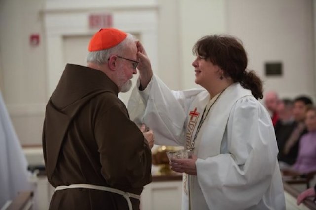 Arcebispo de Boston se apresenta diante de ministra protestante para receber renovação do batismo