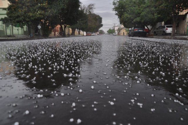 Alagoas: Moradores se assustam com chuva de granizo pela primeira vez em Maribondo e Temporal causa destruição em Arapiraca