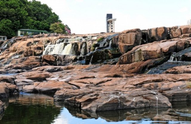 Pior seca transforma os grandes rios paulistas em caminhos de pedra e areia