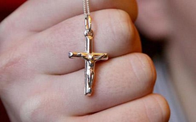 Enfermeira inglesa é demitida ao se recusar a tirar colar com crucifixo