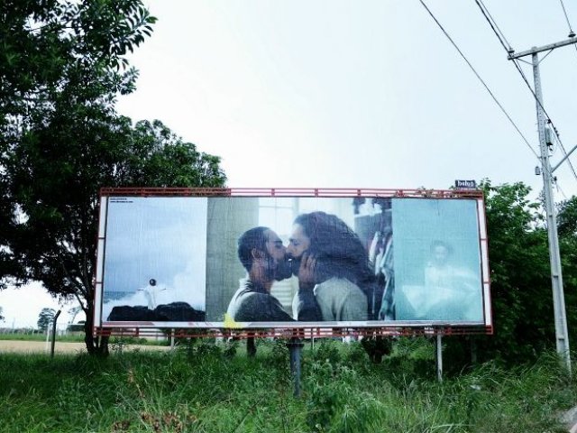 Outdoor que estampava Jesus dando beijo gay em outro homem é destruida na Bahia
