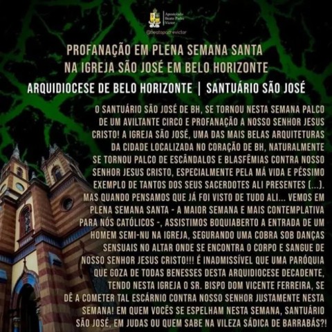 Profanação em Plena Semana Santa em Igreja de Belo Horizonte - Homem quase nu, segurando cobra ao redor do corpo e dançando sensualmente diante do Sagrado Altar