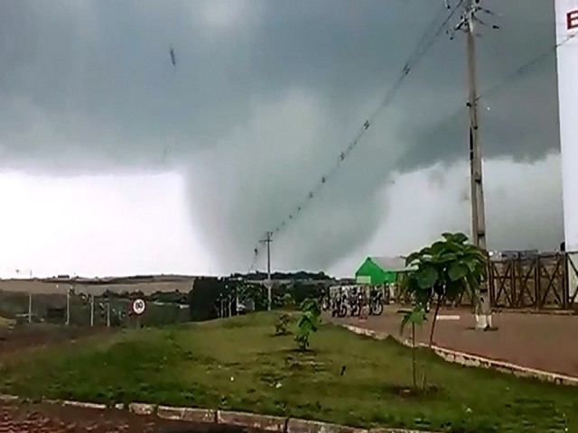 Formação de Tornado gerando microexplosão, deixa um morto, feridos, desaparecidos e estragos em cinco municípios do oeste do Paraná