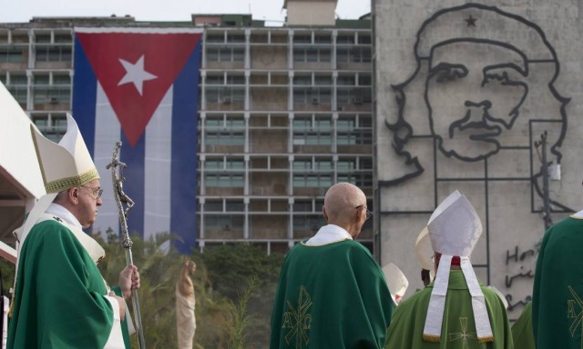 Cuba: Papa Francisco abraça aos Lobos e sustenta o muro comunista