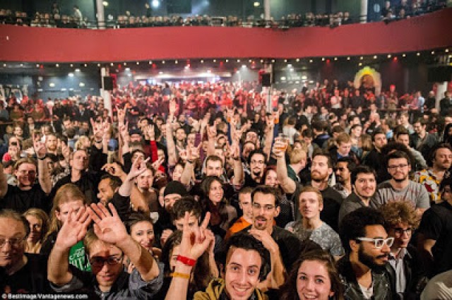 Quando os terroristas abriram fogo, a banda na Casa de Show em Paris tocava a música Beije o Diabo