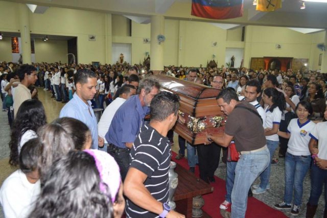 Sinal dos tempos: Assassinam dois Sacerdotes e depois pisam em hóstias na Venezuela