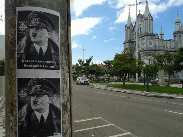 Cartazes homenageando o aniversário de Adolf Hitler assustam moradores de Itajai SC