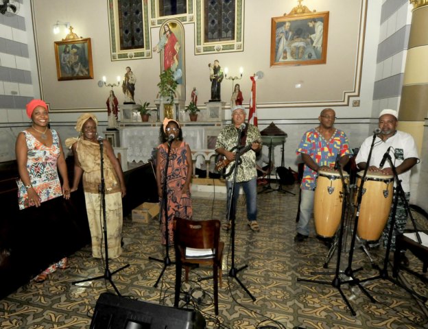 Fim dos Tempos: O carnaval continua na Casa de Deus durante a Santa Missa, aliás era a Casa de Deus!!