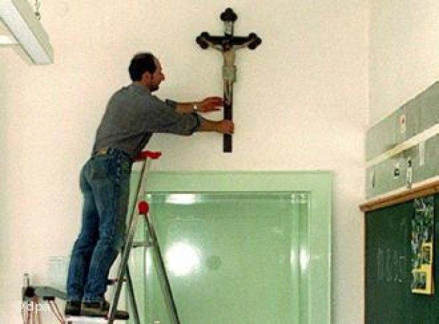 Padre Roberto Miranda: Diga não a retirada dos Crucifixos