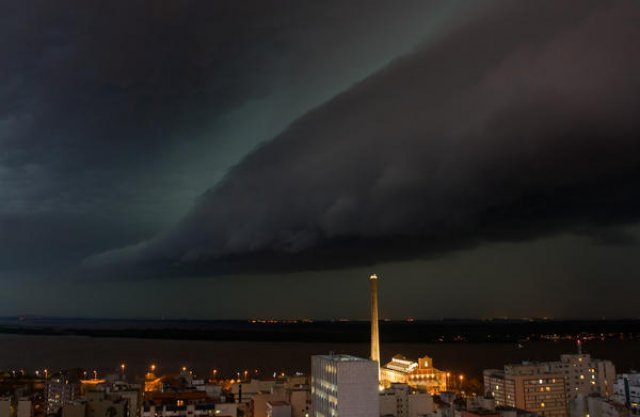 Violento Temporal, com ventos de 129 km/h, com morte, desabamento, barcos à deriva e incêndios, atinge Porto Alegre