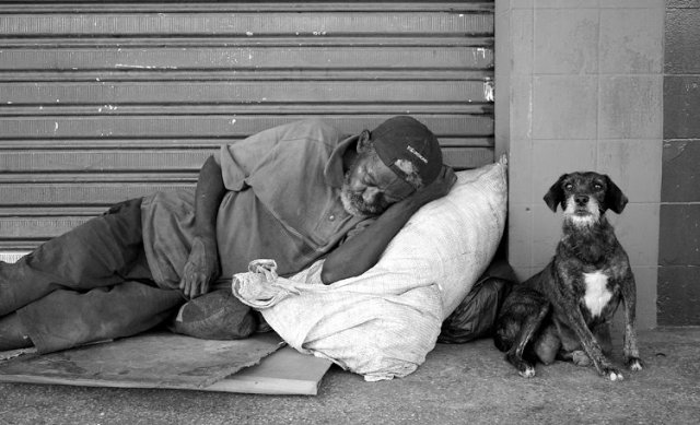 O que dói não é só a fome, nem a solidão, o que dói mesmo é o olhar das pessoas: Diz o teu irmão necessitado que mora na rua