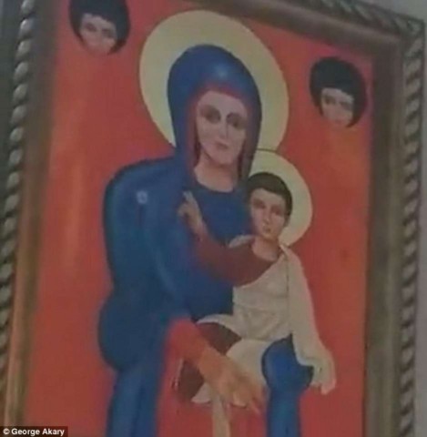 Quadro de Nossa Senhora com o Menino Jesus reza junto com os fiéis durante missa na Austrália