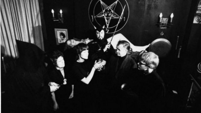 Adolescente forçada a dormir com 1800 homens em culto satânico conta como sobreviveu à violência