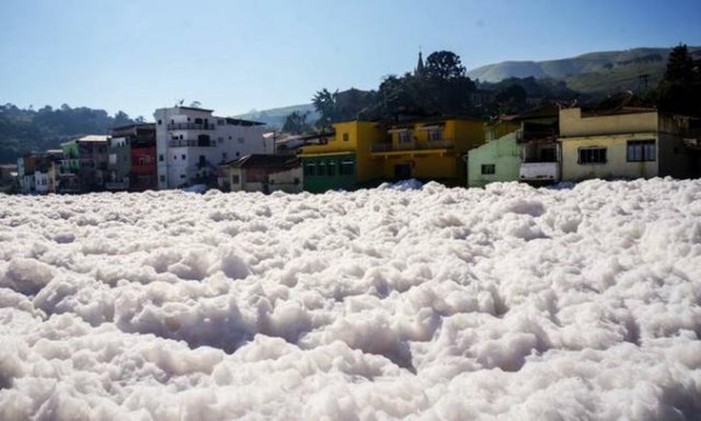 Espuma de poluição do rio Tietê invade ruas de cidade paulista e assusta população