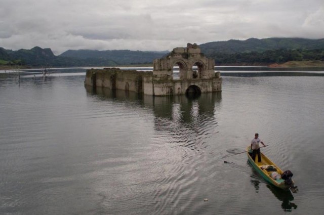 Após seca, igreja do século 16 submersa reaparece no México