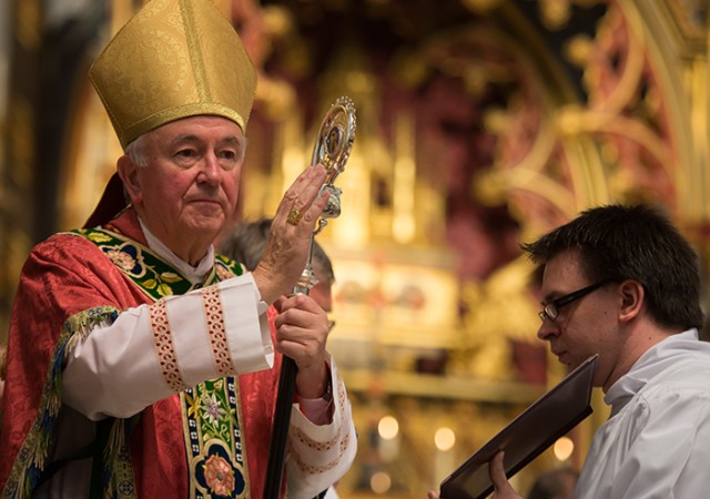 A Fumaça de Satanás na Igreja: Pela primeira vez na história da Igreja, um Cardeal celebra uma missa para católicos gays